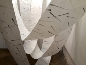 Installation mit Papier und Tusche