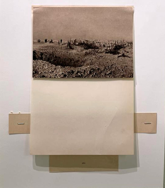 Fotografien, Texte, Relikte, Bücher in Archivboxen auf Regal, ca. 100 x 80 cm, Höhe 160 cm. Bilder und Fotos an der Wand, flexible Auswahl.